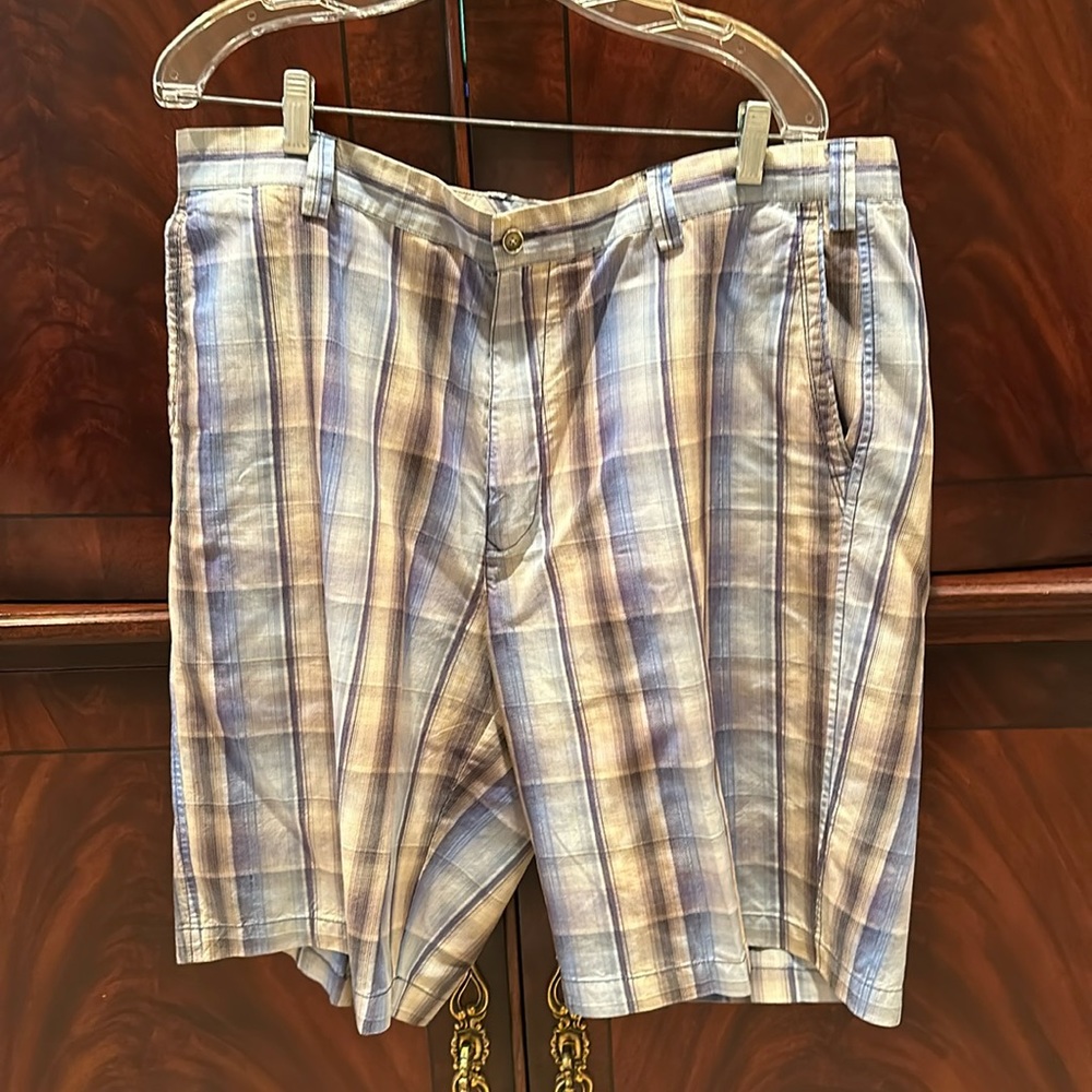 Men’s Tommy Bahamas size 38